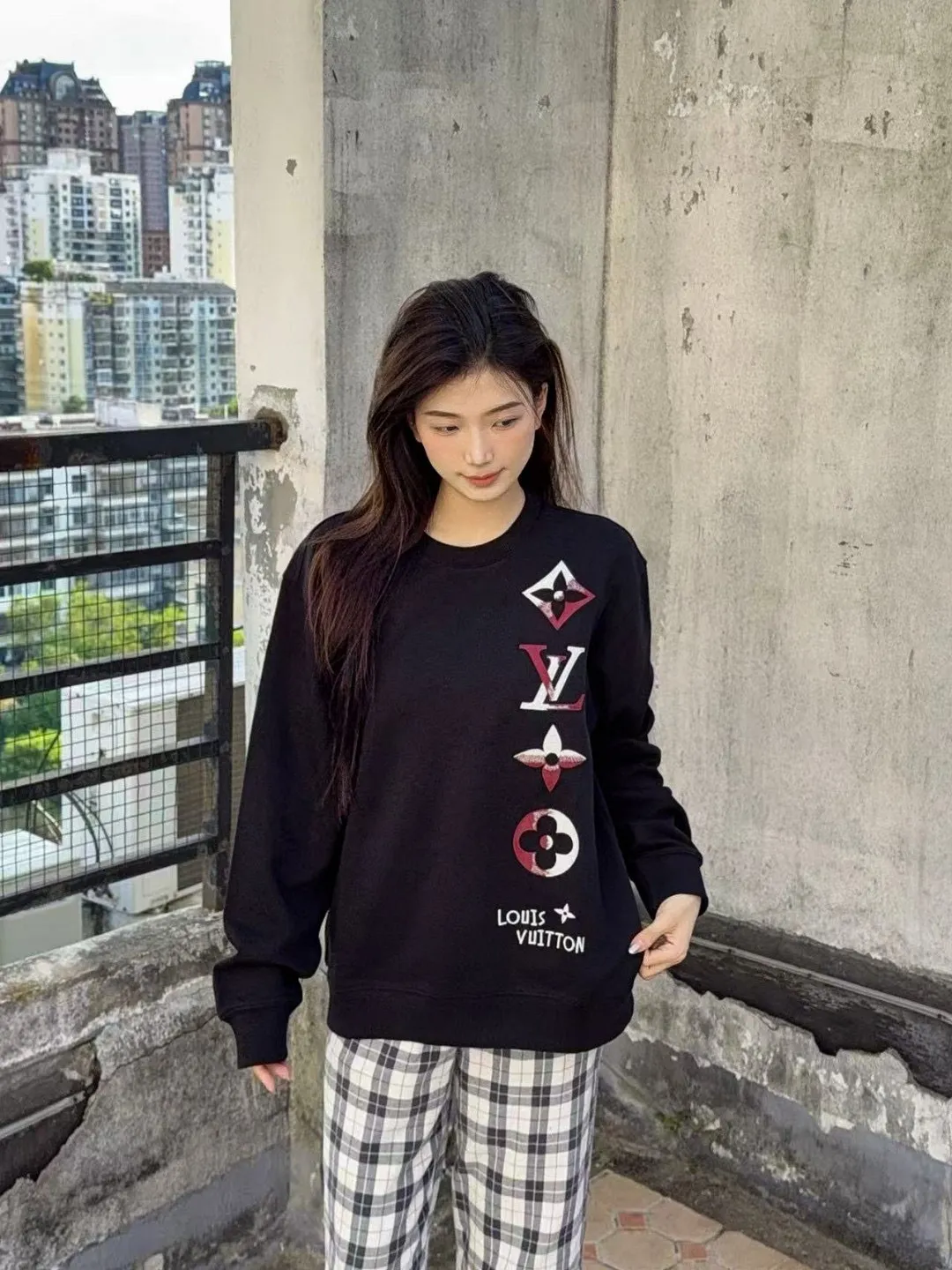 Louis Vuitton/Louis Vuitton 25Fw contrasting color four-flower embroidery crew neck sweatshirt